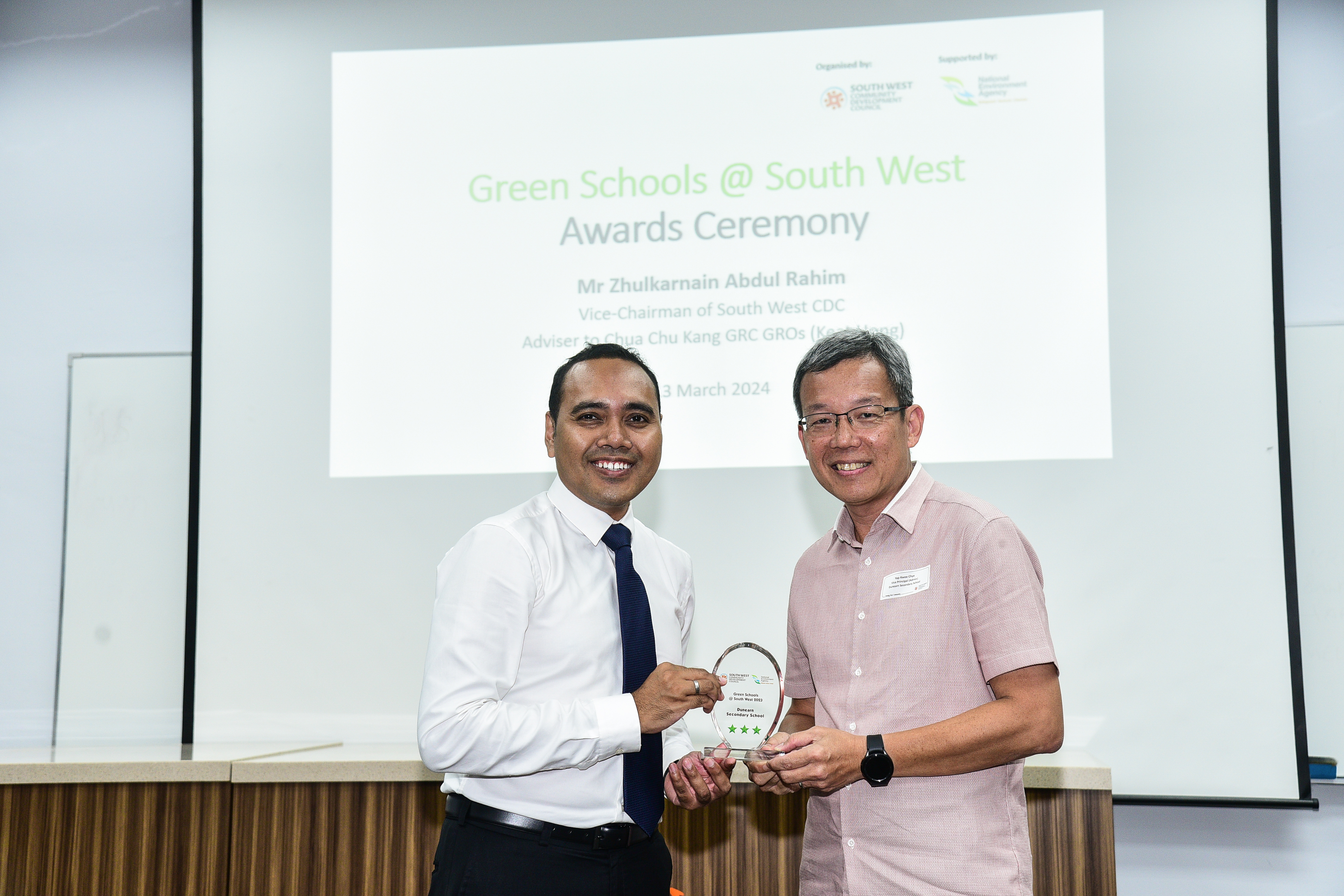 Mr Yap (VP) receiving the award from Adviser to Chua Chu Kang GRC GROs (Keat Hong), Mr Zhulkarnain